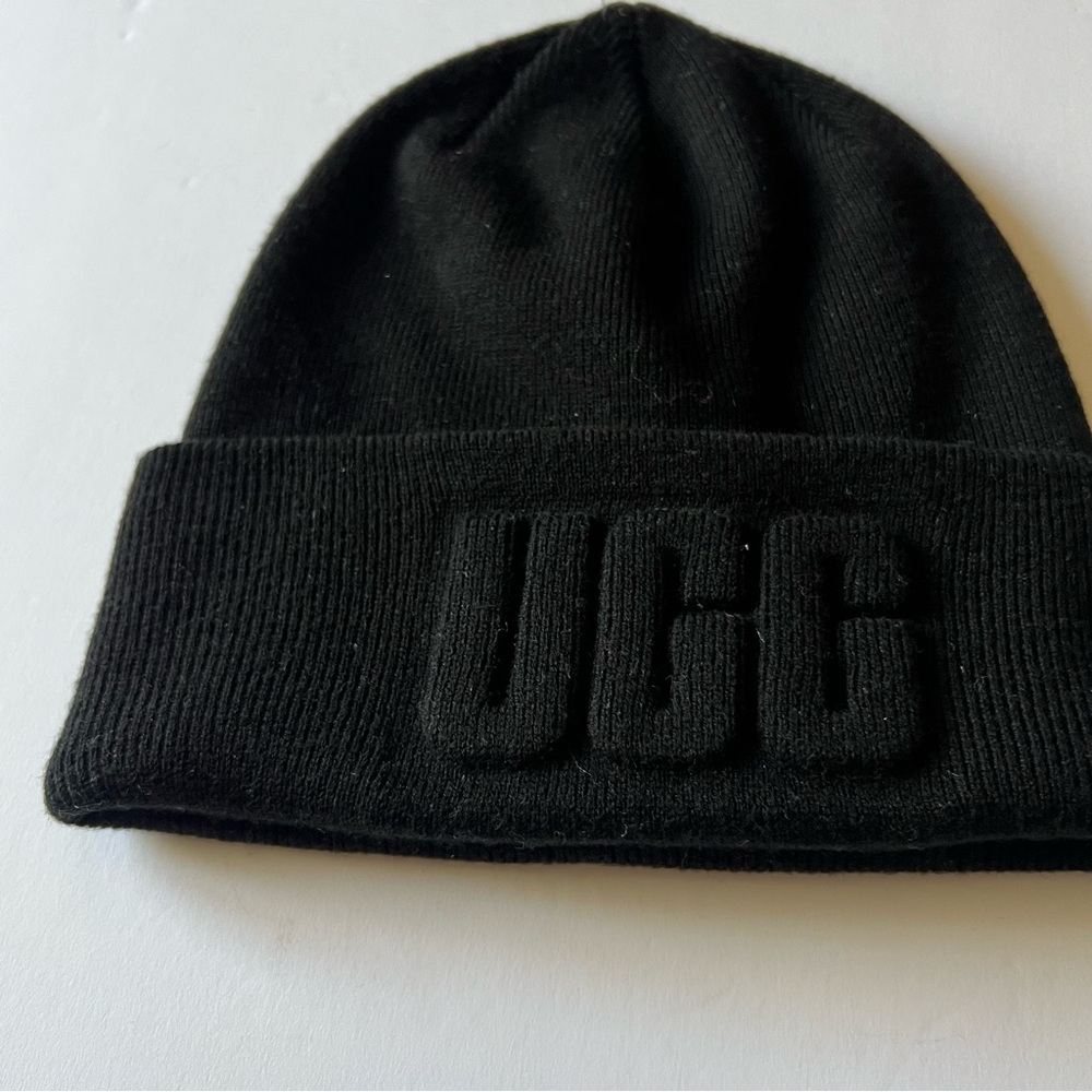 UGG Men's 3D EMBOSSED LOGO BEANIE BLACK NWOT